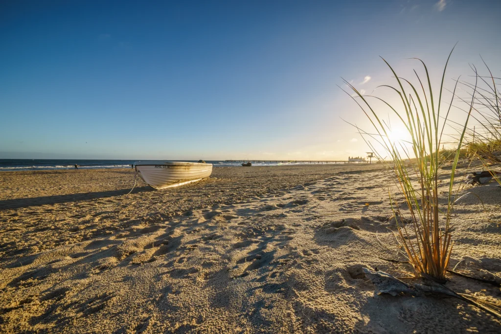 Bild: Ferienwohnung Usedom privat | Ferienwohnung Ahlbeck - Aufnahme am Strand mit Boot